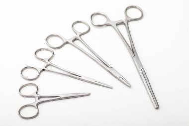 Çelik cerrahi aletler ve laboratuvar ekipmanları beyaz arka planda izole edilmiş. Profesyonel klinik aletleri. Tıbbi, cerrahi, ambulans ve veteriner konsepti. Yumuşak seçici odaklı yakın plan