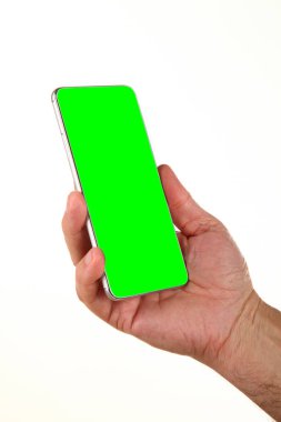 İnsan eli, avucunda boş bir krom ekran olan modern bir akıllı telefonu tutar. Teknoloji ve reklam kavramı. Ayrıntılı yakın çekim stüdyo çekimi soyut beyaz arka planda izole