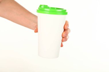 İnsan eli plastik kapaklı boş bir kahve fincanı tutar. Tek kullanımlık fincana çay ya da kahve konsepti. Metin veya logo için yeri ve yeri kopyala. Beyaz bir arkaplanda izole edilmiş