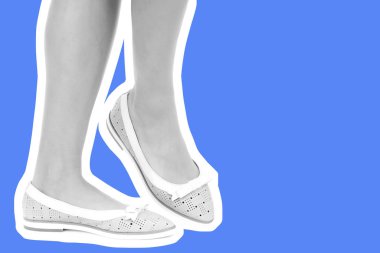 Bayan giysi ayakkabısı. Düşük deri ayakkabılar giyen uzun ince kadın bacakları. Fotokopi alanı olan moda modeli. Klasik ve günlük kıyafet konsepti. Ayrıntılı yakın çekim stüdyo çekimi. Dergi tarzı moda kolajı