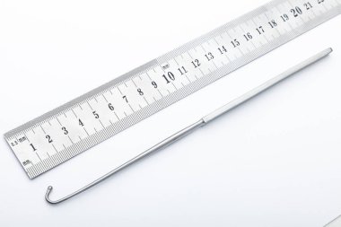 Çelik cerrahi aletler ve laboratuvar ekipmanları beyaz arka planda izole edilmiş. Profesyonel klinik aletleri. Tıbbi, cerrahi, ambulans ve veteriner konsepti. Yumuşak seçici odaklı yakın plan