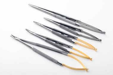 Çelik cerrahi aletler ve laboratuvar ekipmanları beyaz arka planda izole edilmiş. Profesyonel klinik aletleri. Tıbbi, cerrahi, ambulans ve veteriner konsepti. Yumuşak seçici odaklı yakın plan