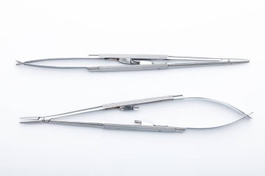 Çelik cerrahi aletler ve laboratuvar ekipmanları beyaz arka planda izole edilmiş. Profesyonel klinik aletleri. Tıbbi, cerrahi, ambulans ve veteriner konsepti. Yumuşak seçici odaklı yakın plan