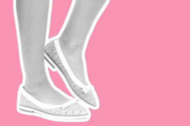 Bayan giysi ayakkabısı. Düşük deri ayakkabılar giyen uzun ince kadın bacakları. Fotokopi alanı olan moda modeli. Klasik ve günlük kıyafet konsepti. Detaylı yakın çekim stüdyo çekimi Magazin tarzı moda kolajı