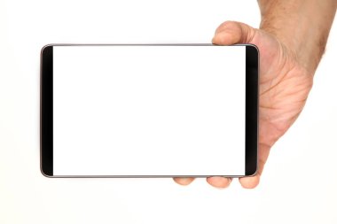 İnsan eli, avucunda boş bir krom ekran olan modern bir akıllı telefonu tutar. Teknoloji ve reklam kavramı. Ayrıntılı yakın çekim stüdyo çekimi soyut beyaz arka planda izole