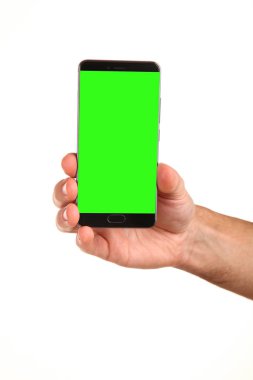 İnsan eli, avucunda boş bir krom ekran olan modern bir akıllı telefonu tutar. Teknoloji ve reklam kavramı. Ayrıntılı yakın çekim stüdyo çekimi soyut beyaz arka planda izole