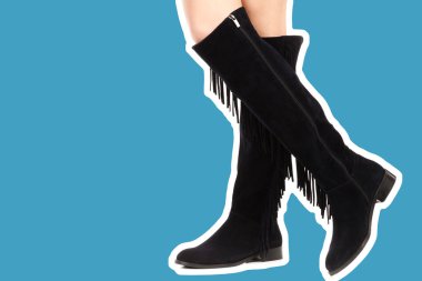 Bayan giysi ayakkabısı. Uzun ince kadın bacakları uzun deri çizmeler giyer. Fotokopi alanı olan moda modeli. Klasik ve günlük kıyafet konsepti. Ayrıntılı yakın çekim stüdyo çekimi. Dergi tarzı moda kolajı