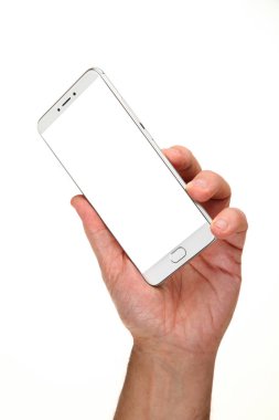 İnsan eli, avucunda boş bir krom ekran olan modern bir akıllı telefonu tutar. Teknoloji ve reklam kavramı. Ayrıntılı yakın çekim stüdyo çekimi soyut beyaz arka planda izole