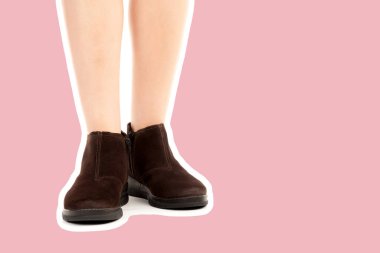 Bayan giysi ayakkabısı. Uzun ince dişinin bacakları düşük deri ayakkabı giyer. Fotokopi alanı olan moda modeli. Klasik ve günlük kıyafet konsepti. Ayrıntılı yakın çekim stüdyo çekimi. Dergi tarzı moda kolajı