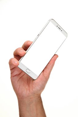 İnsan eli, avucunda boş bir krom ekran olan modern bir akıllı telefonu tutar. Teknoloji ve reklam kavramı. Ayrıntılı yakın çekim stüdyo çekimi soyut beyaz arka planda izole