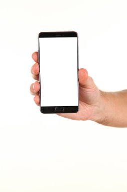 İnsan eli, avucunda boş bir krom ekran olan modern bir akıllı telefonu tutar. Teknoloji ve reklam kavramı. Ayrıntılı yakın çekim stüdyo çekimi soyut beyaz arka planda izole
