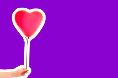 Kadın eli kırmızı kauçuk, şişme kalp şeklinde balon tutuyor. Aşk, ilişki, sevgililer günü ve doğum günü kutlaması konsepti. Boş kopya alanı olan dergi tarzı moda kolajı