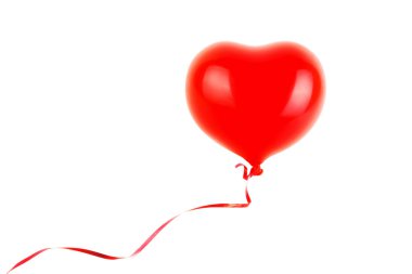 Kırmızı lastik şişme kalp şeklinde balon. Aşk, ilişki, sevgililer günü ve doğum günü kutlaması konsepti. Stüdyo görüntüsü boş kopya alanı olan bulanık bir arkaplan üzerinde