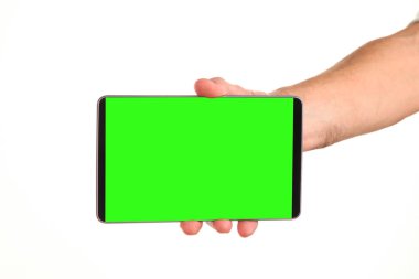 İnsan eli, avucunda boş bir krom ekran olan modern bir akıllı telefonu tutar. Teknoloji ve reklam kavramı. Ayrıntılı yakın çekim stüdyo çekimi soyut beyaz arka planda izole