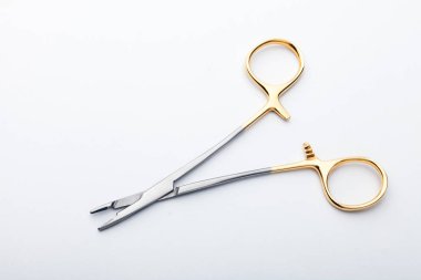 Çelik cerrahi aletler ve laboratuvar ekipmanları beyaz arka planda izole edilmiş. Profesyonel klinik aletleri. Tıbbi, cerrahi, ambulans ve veteriner konsepti. Yumuşak seçici odaklı yakın plan