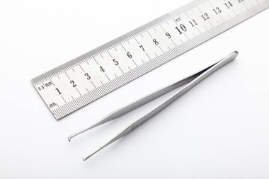 Çelik cerrahi aletler ve laboratuvar ekipmanları beyaz arka planda izole edilmiş. Profesyonel klinik aletleri. Tıbbi, cerrahi, ambulans ve veteriner konsepti. Yumuşak seçici odaklı yakın plan