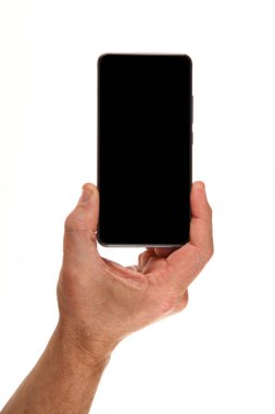 İnsan eli, avucunda boş bir krom ekran olan modern bir akıllı telefonu tutar. Teknoloji ve reklam kavramı. Ayrıntılı yakın çekim stüdyo çekimi soyut beyaz arka planda izole