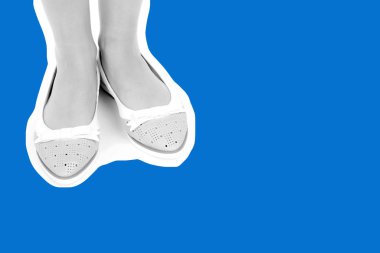 Bayan giysi ayakkabısı. Düşük deri ayakkabılar giyen uzun ince kadın bacakları. Fotokopi alanı olan moda modeli. Klasik ve günlük kıyafet konsepti. Ayrıntılı yakın çekim stüdyo çekimi. Dergi tarzı moda kolajı