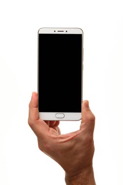 İnsan eli, avucunda boş bir krom ekran olan modern bir akıllı telefonu tutar. Teknoloji ve reklam kavramı. Ayrıntılı yakın çekim stüdyo çekimi soyut beyaz arka planda izole