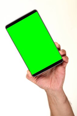 İnsan eli, avucunda boş bir krom ekran olan modern bir akıllı telefonu tutar. Teknoloji ve reklam kavramı. Ayrıntılı yakın çekim stüdyo çekimi soyut beyaz arka planda izole