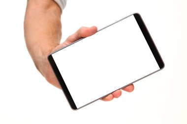 İnsan eli, avucunda boş bir krom ekran olan modern bir akıllı telefonu tutar. Teknoloji ve reklam kavramı. Ayrıntılı yakın çekim stüdyo çekimi soyut beyaz arka planda izole