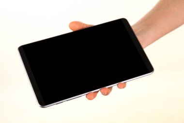 İnsan eli, avucunda boş bir krom ekran olan modern bir akıllı telefonu tutar. Teknoloji ve reklam kavramı. Ayrıntılı yakın çekim stüdyo çekimi soyut beyaz arka planda izole