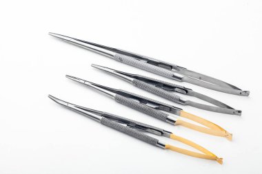 Çelik cerrahi aletler ve laboratuvar ekipmanları beyaz arka planda izole edilmiş. Profesyonel klinik aletleri. Tıbbi, cerrahi, ambulans ve veteriner konsepti. Yumuşak seçici odaklı yakın plan