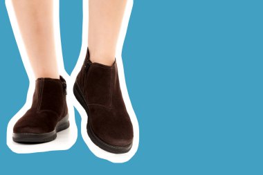 Bayan giysi ayakkabısı. Düşük deri ayakkabılar giyen uzun ince kadın bacakları. Fotokopi alanı olan moda modeli. Klasik ve günlük kıyafet konsepti. Ayrıntılı yakın çekim stüdyo çekimi. Dergi tarzı moda kolajı