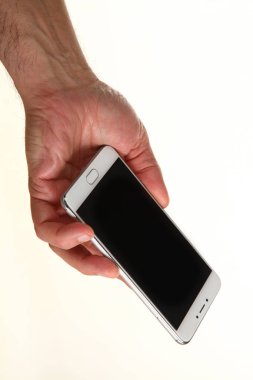 İnsan eli, avucunda boş bir krom ekran olan modern bir akıllı telefonu tutar. Teknoloji ve reklam kavramı. Ayrıntılı yakın çekim stüdyo çekimi soyut beyaz arka planda izole