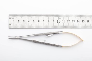 Çelik cerrahi aletler ve laboratuvar ekipmanları beyaz arka planda izole edilmiş. Profesyonel klinik aletleri. Tıbbi, cerrahi, ambulans ve veteriner konsepti. Yumuşak seçici odaklı yakın plan