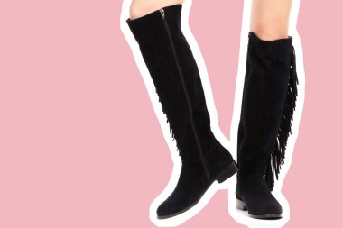 Bayan giysi ayakkabısı. Uzun ince kadın bacakları uzun deri çizmeler giyer. Fotokopi alanı olan moda modeli. Klasik ve günlük kıyafet konsepti. Ayrıntılı yakın çekim stüdyo çekimi. Dergi tarzı moda kolajı