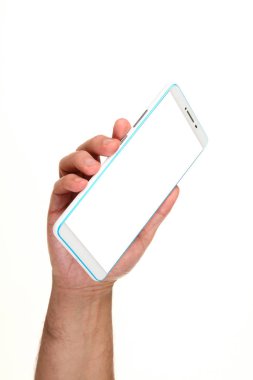 İnsan eli, avucunda boş bir krom ekran olan modern bir akıllı telefonu tutar. Teknoloji ve reklam kavramı. Ayrıntılı yakın çekim stüdyo çekimi soyut beyaz arka planda izole