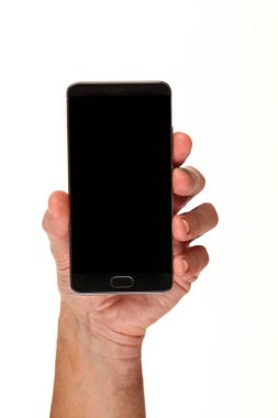 İnsan eli, avucunda boş bir krom ekran olan modern bir akıllı telefonu tutar. Teknoloji ve reklam kavramı. Ayrıntılı yakın çekim stüdyo çekimi soyut beyaz arka planda izole