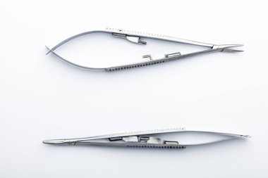 Çelik cerrahi aletler ve laboratuvar ekipmanları beyaz arka planda izole edilmiş. Profesyonel klinik aletleri. Tıbbi, cerrahi, ambulans ve veteriner konsepti. Yumuşak seçici odaklı yakın plan