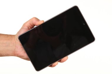 İnsan eli, avucunda boş bir krom ekran olan modern bir akıllı telefonu tutar. Teknoloji ve reklam kavramı. Ayrıntılı yakın çekim stüdyo çekimi soyut beyaz arka planda izole