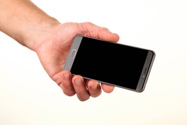 İnsan eli, avucunda boş bir krom ekran olan modern bir akıllı telefonu tutar. Teknoloji ve reklam kavramı. Ayrıntılı yakın çekim stüdyo çekimi soyut beyaz arka planda izole