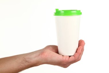 İnsan eli plastik kapaklı boş bir kahve fincanı tutar. Tek kullanımlık fincana çay ya da kahve konsepti. Metin veya logo için yeri ve yeri kopyala. Beyaz bir arkaplanda izole edilmiş