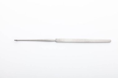 Çelik cerrahi aletler ve laboratuvar ekipmanları beyaz arka planda izole edilmiş. Profesyonel klinik aletleri. Tıbbi, cerrahi, ambulans ve veteriner konsepti. Yumuşak seçici odaklı yakın plan