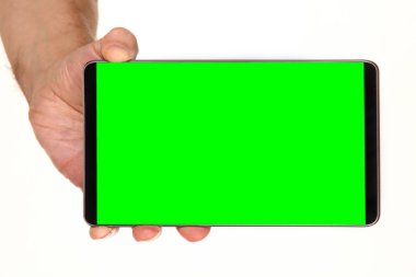 İnsan eli, avucunda boş bir krom ekran olan modern bir akıllı telefonu tutar. Teknoloji ve reklam kavramı. Ayrıntılı yakın çekim stüdyo çekimi soyut beyaz arka planda izole