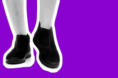 Bayan giysi ayakkabısı. Düşük deri ayakkabılar giyen uzun ince kadın bacağı. Fotokopi alanı olan moda modeli. Klasik ve günlük kıyafet konsepti. Ayrıntılı yakın çekim stüdyo çekimi. Dergi tarzı moda kolajı