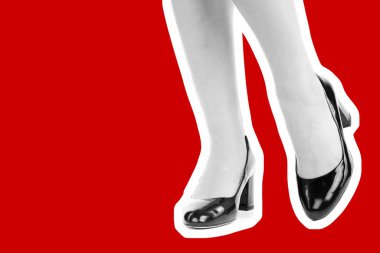 Bayan giysi ayakkabısı. Yüksek topuklu ayakkabı giyen uzun ince kadın bacakları. Fotokopi alanı olan moda modeli. Klasik ve günlük kıyafet konsepti. Ayrıntılı yakın çekim stüdyo çekimi. Dergi tarzı moda kolajı