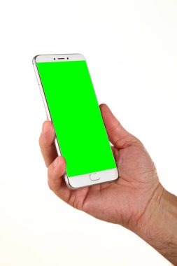 İnsan eli, avucunda boş bir krom ekran olan modern bir akıllı telefonu tutar. Teknoloji ve reklam kavramı. Ayrıntılı yakın çekim stüdyo çekimi soyut beyaz arka planda izole