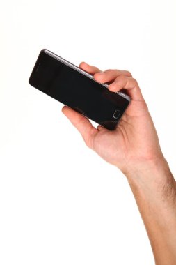 İnsan eli, avucunda boş bir krom ekran olan modern bir akıllı telefonu tutar. Teknoloji ve reklam kavramı. Ayrıntılı yakın çekim stüdyo çekimi soyut beyaz arka planda izole