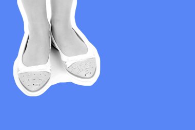 Bayan giysi ayakkabısı. Düşük deri ayakkabılar giyen uzun ince kadın bacakları. Fotokopi alanı olan moda modeli. Klasik ve günlük kıyafet konsepti. Ayrıntılı yakın çekim stüdyo çekimi. Dergi tarzı moda kolajı