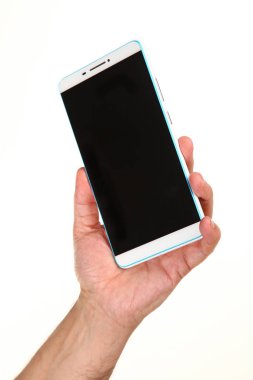 İnsan eli, avucunda boş bir krom ekran olan modern bir akıllı telefonu tutar. Teknoloji ve reklam kavramı. Ayrıntılı yakın çekim stüdyo çekimi soyut beyaz arka planda izole