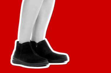 Bayan giysi ayakkabısı. Uzun ince dişinin bacakları düşük deri ayakkabı giyer. Fotokopi alanı olan moda modeli. Klasik ve günlük kıyafet konsepti. Ayrıntılı yakın çekim stüdyo çekimi. Dergi tarzı moda kolajı