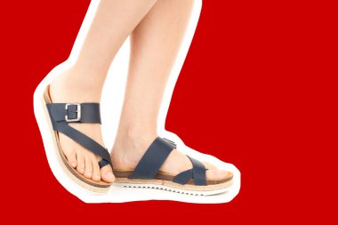 Bayan giysi ayakkabısı. Deri sandalet giyen uzun ince kadın bacakları. Fotokopi alanı olan moda modeli. Klasik ve günlük kıyafet konsepti. Ayrıntılı yakın çekim stüdyo çekimi. Dergi tarzı moda kolajı