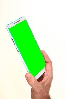 İnsan eli, avucunda boş bir krom ekran olan modern bir akıllı telefonu tutar. Teknoloji ve reklam kavramı. Ayrıntılı yakın çekim stüdyo çekimi soyut beyaz arka planda izole