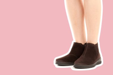 Bayan giysi ayakkabısı. Uzun ince dişinin bacakları düşük deri ayakkabı giyer. Fotokopi alanı olan moda modeli. Klasik ve günlük kıyafet konsepti. Ayrıntılı yakın çekim stüdyo çekimi. Dergi tarzı moda kolajı