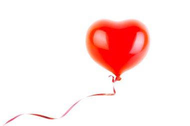 Kırmızı lastik şişme kalp şeklinde balon. Aşk, ilişki, sevgililer günü ve doğum günü kutlaması konsepti. Stüdyo görüntüsü boş kopya alanı olan bulanık bir arkaplan üzerinde